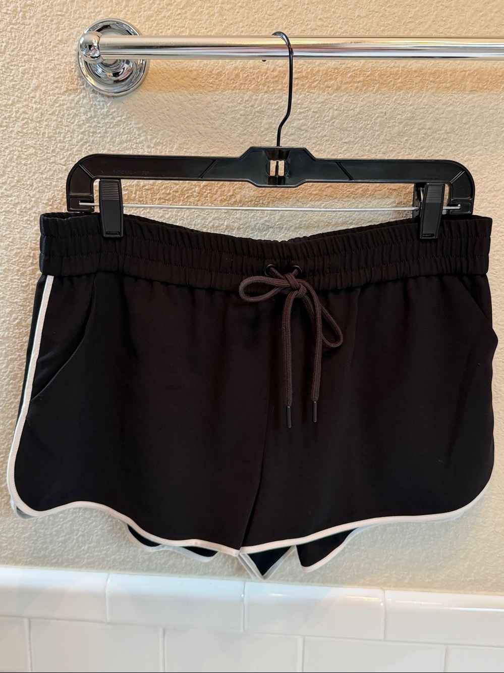 Alice +Olivia Shorts. NEW with Tags Large